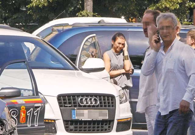 Robert Lewandowski và bạn gái Anna Stachurska và bạn gái không bị thương, nhưng 2 hành khách trên xe taxi đã phải nhập viện.