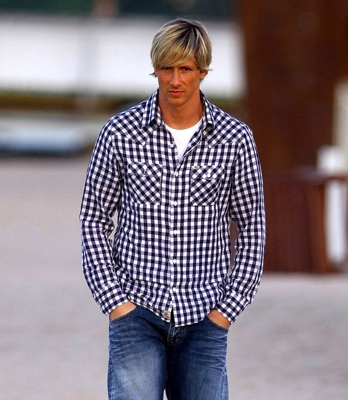 Torres diện quần bò và áo sơ mi rất giản dị