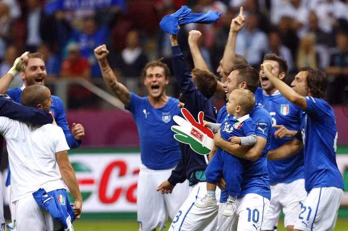 ...cùng đồng đội ăn mừng chiến thắng 2-0 của Italia trước Đức