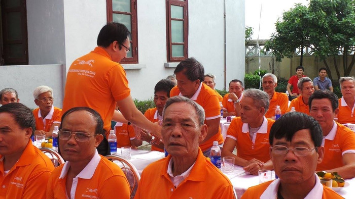 VASS tặng hơn 40 suất quà, gồm đường sữa, bánh kẹo và 200 ngàn đồng/người cho các nạn nhân da cam/dioxin và người tàn tật