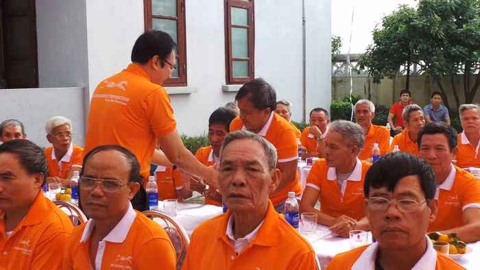 VASS tặng hơn 40 suất quà, gồm đường sữa, bánh kẹo và 200 ngàn đồng/người cho các nạn nhân da cam/dioxin và người tàn tật