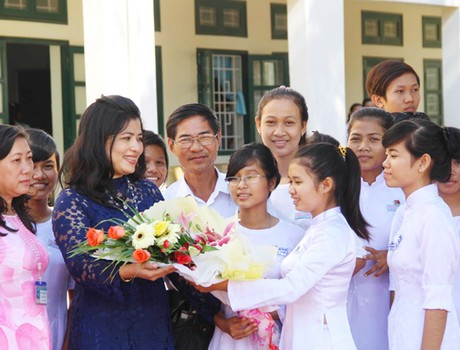 .Hoa, quà hay phong bì tặng thầy cô chỉ là hình thức khác nhau, quan trọng là xuất phát từ tấm lòng. (Ảnh minh họa). Nguồn: ĐTNCSHCM NT .Hoa, quà hay phong bì tặng thầy cô chỉ là hình thức khác nhau, quan trọng là xuất phát từ tấm lòng. (Ảnh minh họa). Nguồn: ĐTNCSHCM NT