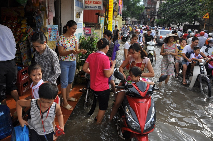 Học sinh men theo bậc thang nhà dân để đi. Học sinh men theo bậc thang nhà dân để đi.
