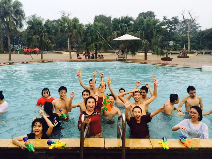 "Không gọi học sinh bằng hai chữ cá biệt, mà đó là những học sinh đặc biệt". Ảnh cô Ngọc Anh trong chuyến tham quan cùng học sinh 11A6 năm học 2014-2015 "Không gọi học sinh bằng hai chữ cá biệt, mà đó là những học sinh đặc biệt". Ảnh cô Ngọc Anh trong chuyến tham quan cùng học sinh 11A6 năm học 2014-2015