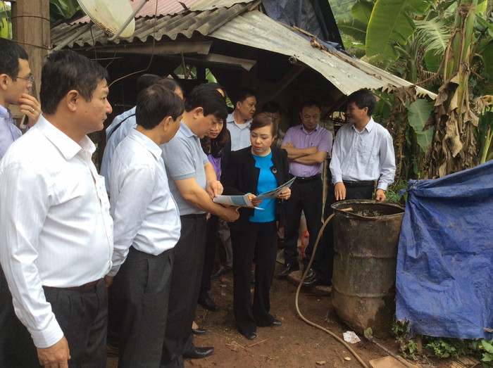 Bộ trưởng yêu cầu các gia đình anh Thực xây mới cầu tiêu, bởi việc đi trực tiếp xuống dưới suối rồi lại lấy nước suối lên ăn sẽ ảnh hưởng đến sức khỏe của các thành viên trong gia đình và của cả người dân trong bản Bộ trưởng yêu cầu các gia đình anh Thực xây mới cầu tiêu, bởi việc đi trực tiếp xuống dưới suối rồi lại lấy nước suối lên ăn sẽ ảnh hưởng đến sức khỏe của các thành viên trong gia đình và của cả người dân trong bản