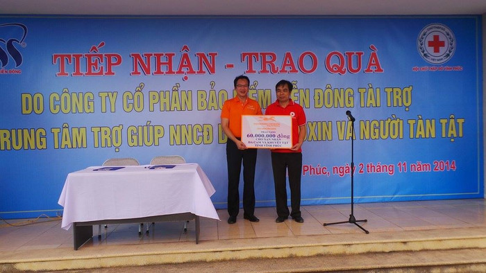 Phó tổng giám đốc của VASS, ông Trần Hữu Tài – đại diện VASS tặng quà cho các nạn nhân nhiễm chất độc da cam/dioxin và người tàn tật tỉnh Vĩnh Phúc