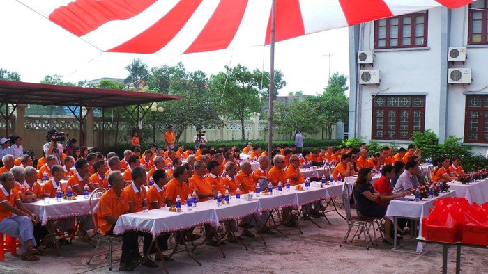 Toàn cảnh buổi trao quà thiện nguyện do Công ty Cổ phần Bảo hiểm Viễn Đông tổ chức