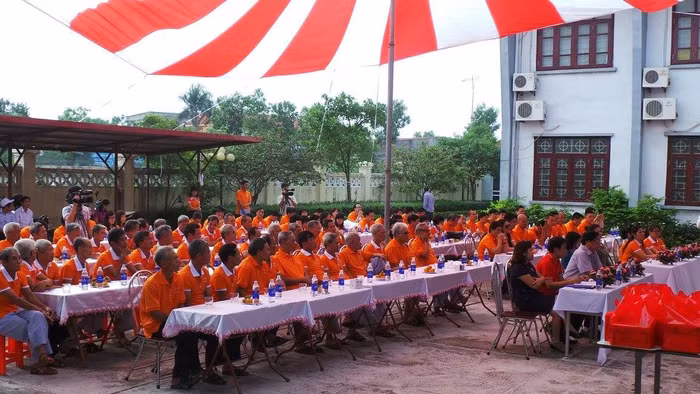 Toàn cảnh buổi trao quà thiện nguyện do Công ty Cổ phần Bảo hiểm Viễn Đông tổ chức