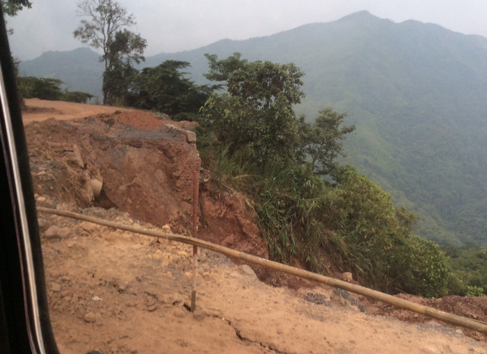 Mường Nhé là huyện nghèo và xa nhất tại Điện Biên. Đường lên quanh co, nhiều chỗ bị sụt lún, sạt lở đất khó đi Mường Nhé là huyện nghèo và xa nhất tại Điện Biên. Đường lên quanh co, nhiều chỗ bị sụt lún, sạt lở đất khó đi