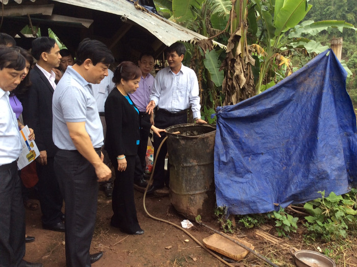 Bộ trưởng thăm khu dẫn nước của gia đình từ dưới suối lên Bộ trưởng thăm khu dẫn nước của gia đình từ dưới suối lên