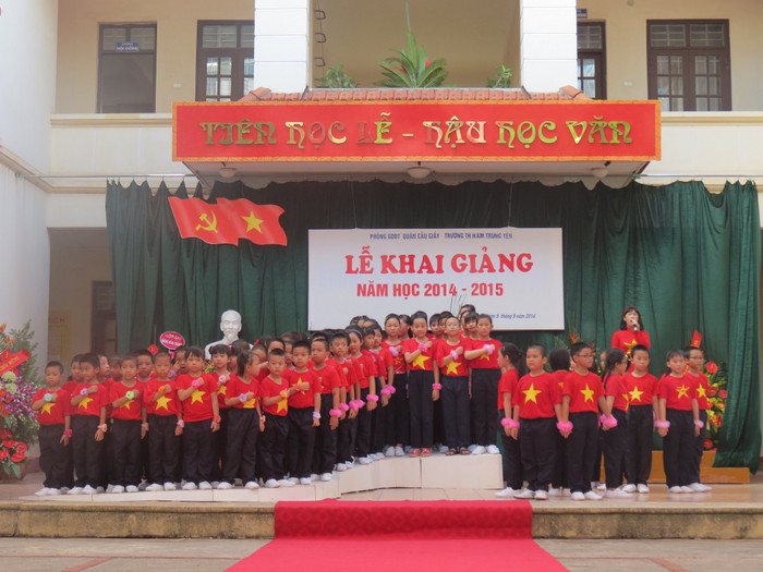 Ngập tràn sắc cờ hoa ngày toàn dân đưa trẻ tới trường ảnh 5 Ngập tràn sắc cờ hoa ngày toàn dân đưa trẻ tới trường ảnh 5