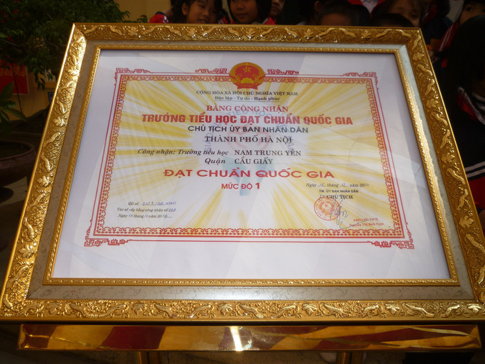 Ngày 20/11/2014, Trường tiểu học Nam Trung Yên vinh dự đón nhận bằng công nhận trường tiểu học đạt chuẩn quốc gia Ngày 20/11/2014, Trường tiểu học Nam Trung Yên vinh dự đón nhận bằng công nhận trường tiểu học đạt chuẩn quốc gia