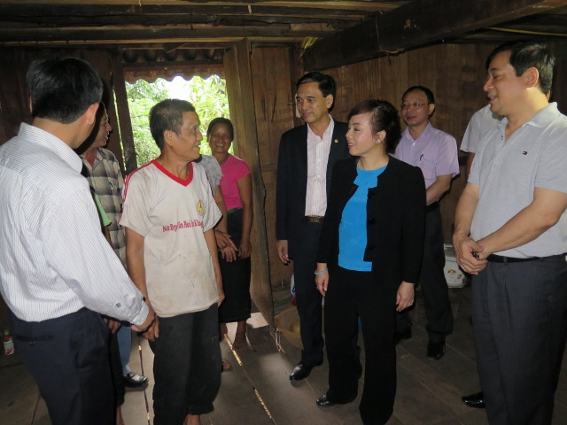 Bộ trưởng Bộ Y tế lên thăm chỗ ăn ở của gia đình ông Lò Văn Ban tại bản Phiêng Vai. Gia đình ông Ban có người con trai tên Lò Văn Thực (11 tuổi) chưa bao giờ được uống sữa ngoài sữa mẹ. Bộ trưởng Bộ Y tế lên thăm chỗ ăn ở của gia đình ông Lò Văn Ban tại bản Phiêng Vai. Gia đình ông Ban có người con trai tên Lò Văn Thực (11 tuổi) chưa bao giờ được uống sữa ngoài sữa mẹ.