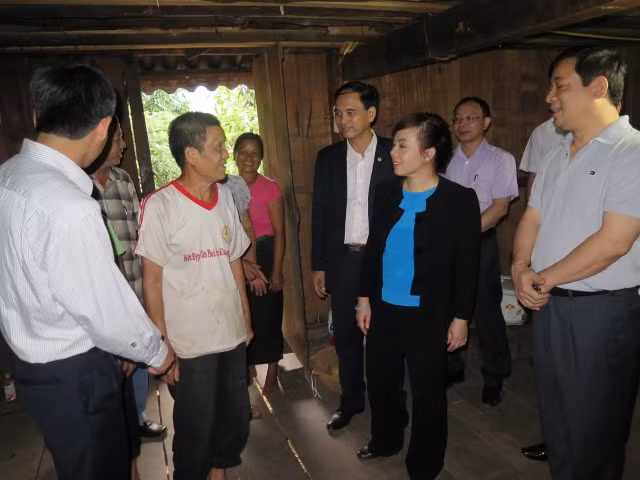 Bộ trưởng Bộ Y tế lên thăm chỗ ăn ở của gia đình ông Lò Văn Ban tại bản Phiêng Vai. Gia đình ông Ban có người con trai tên Lò Văn Thực (11 tuổi) chưa bao giờ được uống sữa ngoài sữa mẹ.