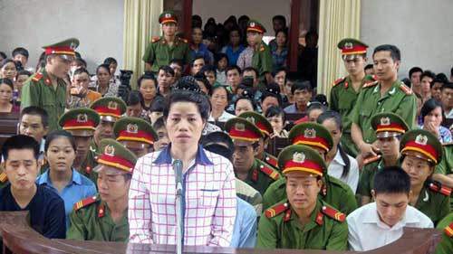 Bị cáo Vì Thị Sen tại phiên tòa sơ thẩm. Nguồn ảnh: Báo Nhân dân Bị cáo Vì Thị Sen tại phiên tòa sơ thẩm. Nguồn ảnh: Báo Nhân dân