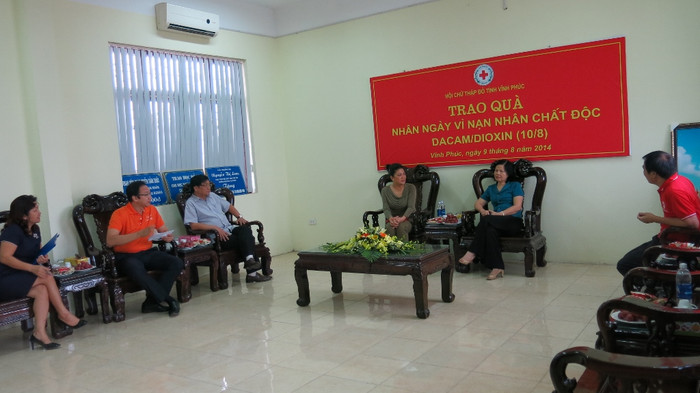 Bà Đỗ Thị Kim Liên - Lãnh sự danh dự Nam Phi tại TP HCM (người thứ tư từ trái qua) gặp gỡ lãnh đạo tỉnh Vĩnh Phúc