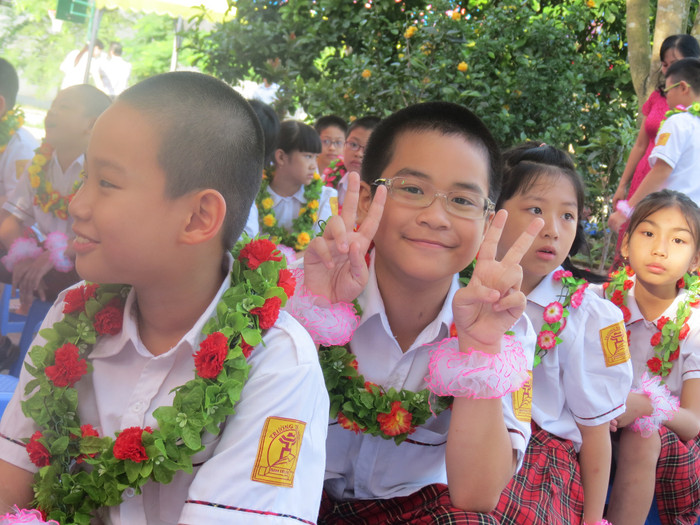 Ngập tràn sắc cờ hoa ngày toàn dân đưa trẻ tới trường ảnh 7 Ngập tràn sắc cờ hoa ngày toàn dân đưa trẻ tới trường ảnh 7