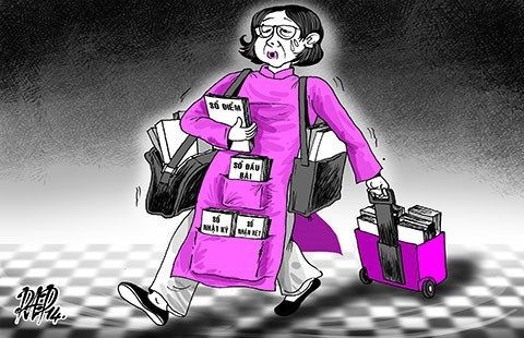 Một giáo viên tiểu học có chia sẻ rằng mỗi buổi dạy 5 tiết trên trường, cô phải mang theo 15 cuốn sổ chưa kể giáo án. Ảnh minh họa Một giáo viên tiểu học có chia sẻ rằng mỗi buổi dạy 5 tiết trên trường, cô phải mang theo 15 cuốn sổ chưa kể giáo án. Ảnh minh họa