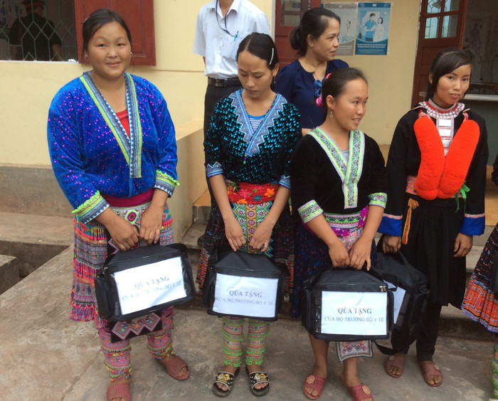 Cô đỡ thôn bản Giàng Thị Chu (ngoài cùng bên trái) cho biết lần đầu đỡ đẻ chỉ sợ làm rơi em bé Cô đỡ thôn bản Giàng Thị Chu (ngoài cùng bên trái) cho biết lần đầu đỡ đẻ chỉ sợ làm rơi em bé