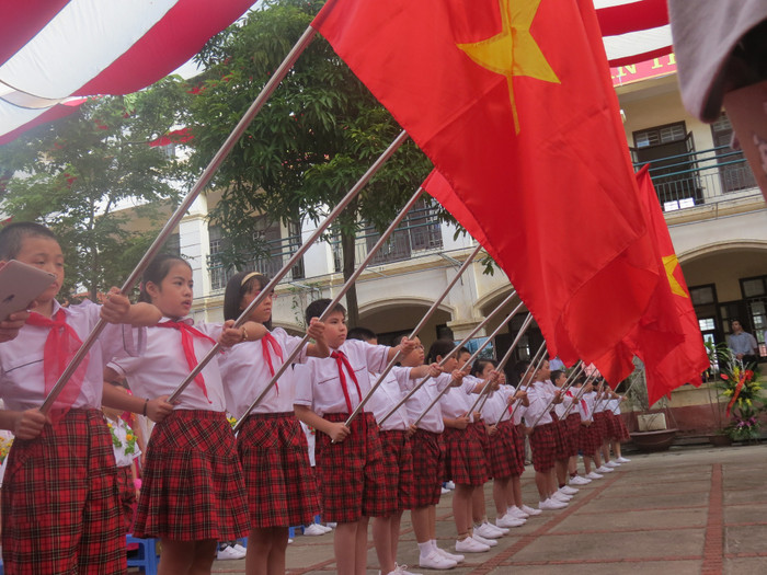 Ngập tràn sắc cờ hoa ngày toàn dân đưa trẻ tới trường ảnh 4 Ngập tràn sắc cờ hoa ngày toàn dân đưa trẻ tới trường ảnh 4