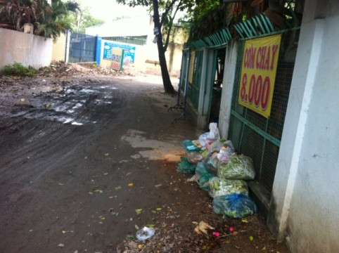 Giữa thành phố, hàng trăm học sinh ngày ngày lội bùn đến lớp ảnh 2 Giữa thành phố, hàng trăm học sinh ngày ngày lội bùn đến lớp ảnh 2