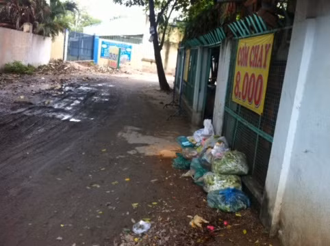 Giữa thành phố, hàng trăm học sinh ngày ngày lội bùn đến lớp ảnh 2