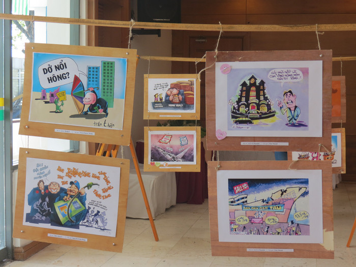 Tranh biếm họa báo chí: Nghiêng ngả chuyện đời qua từng nét vẽ ảnh 3 Tranh biếm họa báo chí: Nghiêng ngả chuyện đời qua từng nét vẽ ảnh 3