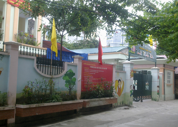 Trường mầm non Tuổi Thần Tiên (số 55A, ngõ 144 Quan Nhân, Hà Nội) năm 2014-2015 có chủ trương xã hội hóa, dự tính thu tiền lắp điều hòa phòng học và làm hoa sắt, nhôm kính. Ảnh: Anh Minh