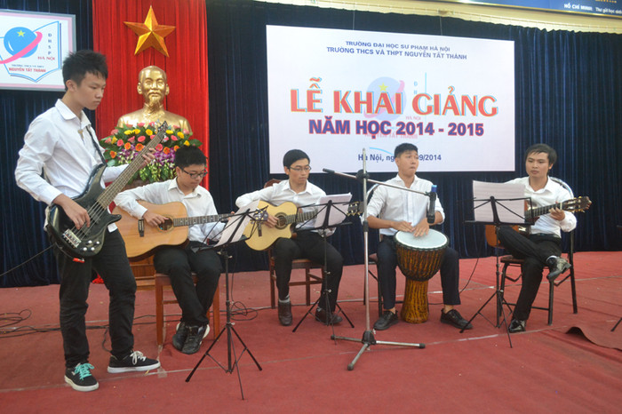 Ngập tràn sắc cờ hoa ngày toàn dân đưa trẻ tới trường ảnh 11 Ngập tràn sắc cờ hoa ngày toàn dân đưa trẻ tới trường ảnh 11