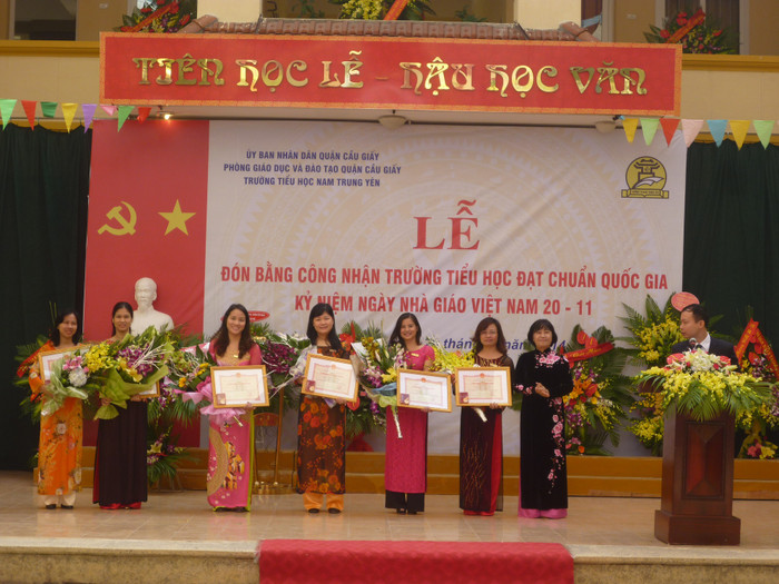 Giáo viên nhà trường nhận bằng khen Giáo viên nhà trường nhận bằng khen