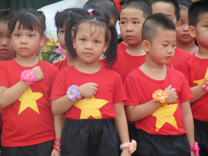 Ngập tràn sắc cờ hoa ngày toàn dân đưa trẻ tới trường ảnh 6 Ngập tràn sắc cờ hoa ngày toàn dân đưa trẻ tới trường ảnh 6