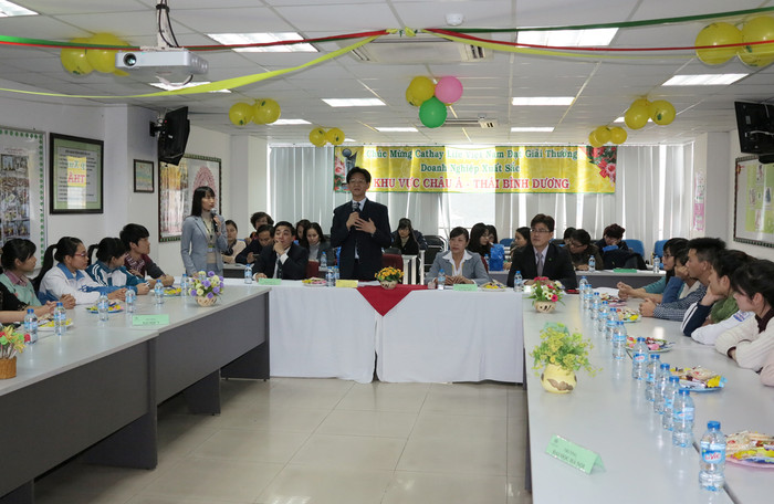 Ông Eric Wu – Phó Tổng Giám đốc Cathay Life Việt Nam cùng banlãnh đạo công ty, sinh viên nhận học bổng chia sẻ tâm tư, nguyện vọng Ông Eric Wu – Phó Tổng Giám đốc Cathay Life Việt Nam cùng banlãnh đạo công ty, sinh viên nhận học bổng chia sẻ tâm tư, nguyện vọng