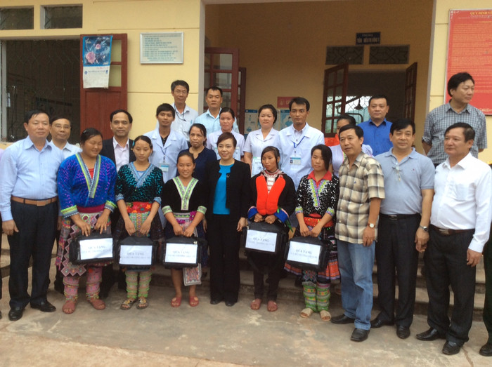 Bộ trưởng tặng quà và chụp ảnh lưu niệm cùng các cô đỡ thôn bản Bộ trưởng tặng quà và chụp ảnh lưu niệm cùng các cô đỡ thôn bản