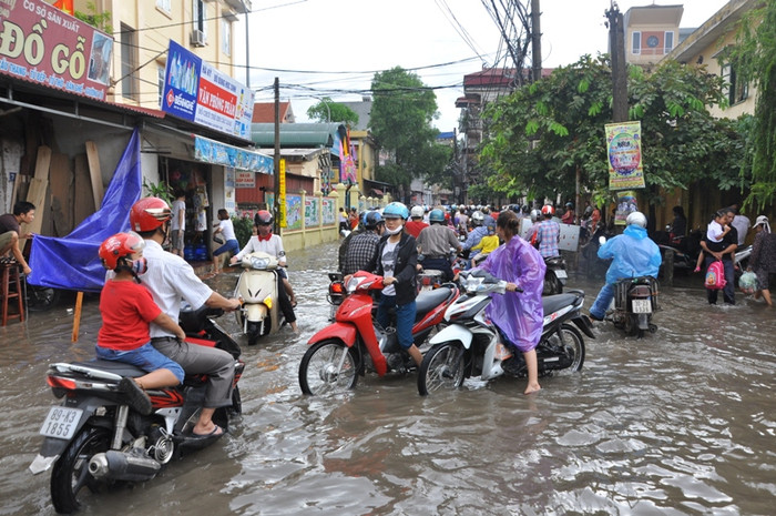 Bên ngoài cổng trường, nước ngập sâu từ 20 -30 cm. Bên ngoài cổng trường, nước ngập sâu từ 20 -30 cm.