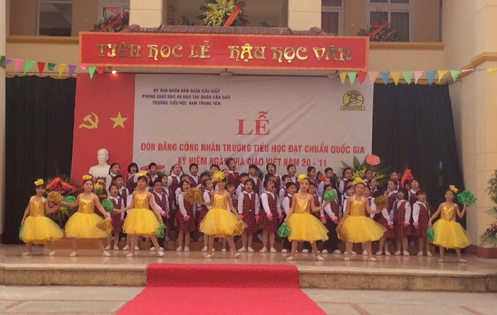 Các tiết mục văn nghệ đến từ các em học sinh trong trường Các tiết mục văn nghệ đến từ các em học sinh trong trường