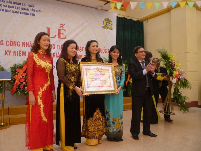 Ông Nguyễn Hiệp Thống - PGĐ Sở Giáo dục và Đào tạo Hà Nội trao bằng trường chuẩn quốc gia cho Trường tiểu học Nam Trung Yên Ông Nguyễn Hiệp Thống - PGĐ Sở Giáo dục và Đào tạo Hà Nội trao bằng trường chuẩn quốc gia cho Trường tiểu học Nam Trung Yên