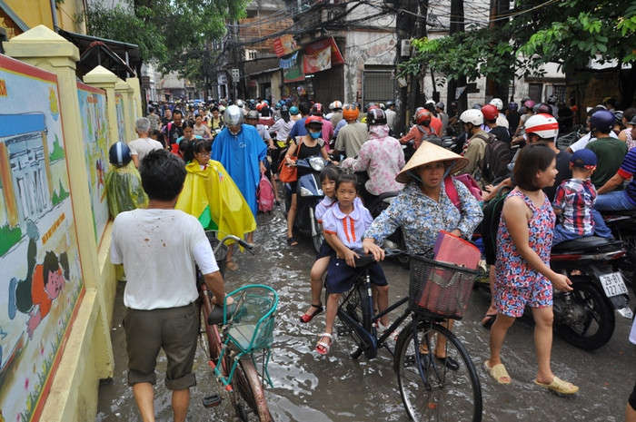 Do đường bị ngập nước nên các phương tiện qua lại tại khu vực phố Trần Cung đoạn qua Trường tiểu học Cổ Nhuế 2B gặp nhiều khó khăn, các phương tiện di chuyển chậm. Do đường bị ngập nước nên các phương tiện qua lại tại khu vực phố Trần Cung đoạn qua Trường tiểu học Cổ Nhuế 2B gặp nhiều khó khăn, các phương tiện di chuyển chậm.