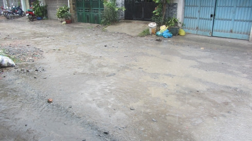 Giữa thành phố, hàng trăm học sinh ngày ngày lội bùn đến lớp ảnh 4 Giữa thành phố, hàng trăm học sinh ngày ngày lội bùn đến lớp ảnh 4