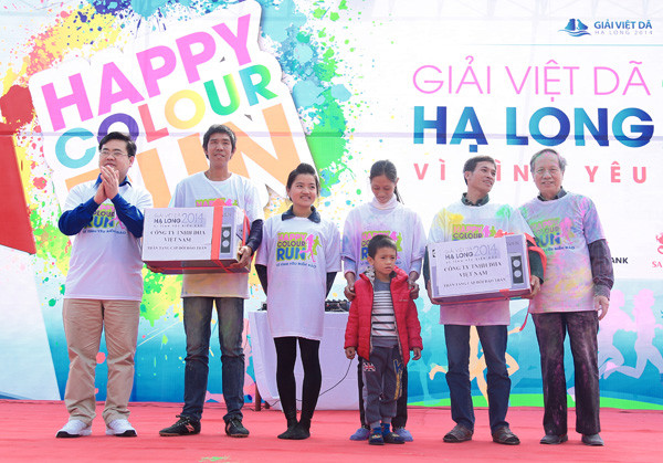 BTC trao những món quà động viên, khích lệ tinh thần cho các cặp đôi về nhất tại cuộc thi. BTC trao những món quà động viên, khích lệ tinh thần cho các cặp đôi về nhất tại cuộc thi.