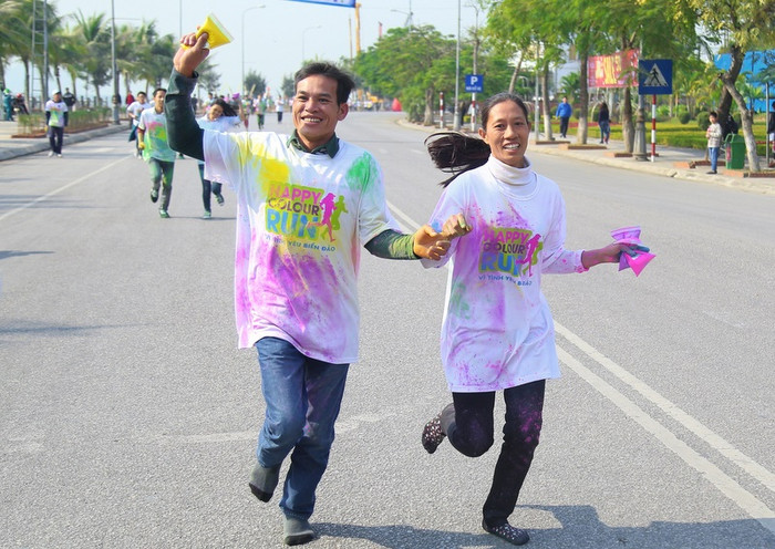 Cùng nắm tay nhau xuất phát và về đích là điểm đặc biệt của Đường chạy Sắc màu hạnh phúc. Cùng nắm tay nhau xuất phát và về đích là điểm đặc biệt của Đường chạy Sắc màu hạnh phúc.