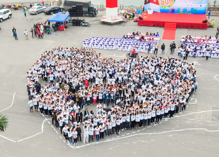 Các cặp đôi còn tham gia xếp hình trái tim Nụ cười Hạ Long.