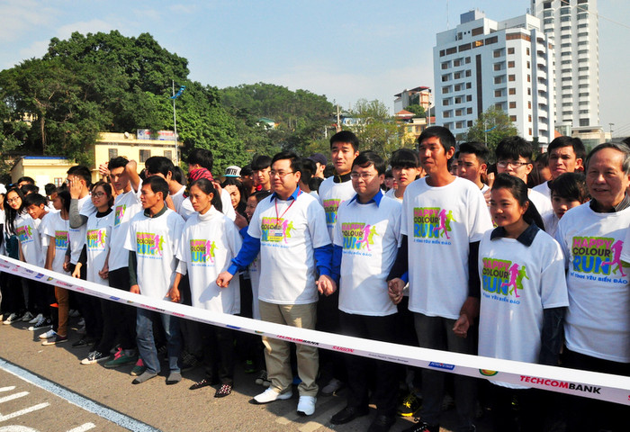 Các cặp đôi chuẩn bị xuất phát trước giờ chạy. Các cặp đôi chuẩn bị xuất phát trước giờ chạy.