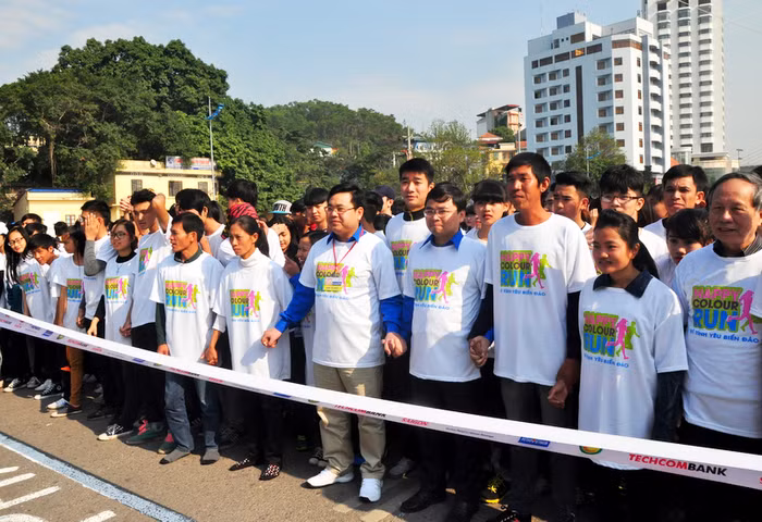 Các cặp đôi chuẩn bị xuất phát trước giờ chạy.