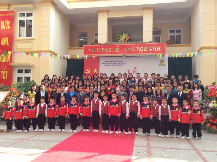 Thầy cô giáo và học sinh toàn trường chụp ảnh lưu niệm Thầy cô giáo và học sinh toàn trường chụp ảnh lưu niệm
