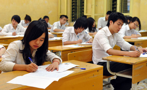 "Nhiều phụ huynh học sinh cho rằng phải đi học thêm thì mới tranh đua được, mới có cơ hội đậu được vào các trường đại học tốp trên..." "Nhiều phụ huynh học sinh cho rằng phải đi học thêm thì mới tranh đua được, mới có cơ hội đậu được vào các trường đại học tốp trên..."