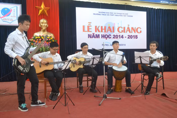 Ngập tràn sắc cờ hoa ngày toàn dân đưa trẻ tới trường ảnh 11 Ngập tràn sắc cờ hoa ngày toàn dân đưa trẻ tới trường ảnh 11