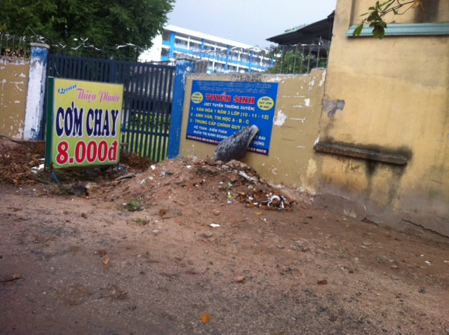 Giữa thành phố, hàng trăm học sinh ngày ngày lội bùn đến lớp ảnh 3 Giữa thành phố, hàng trăm học sinh ngày ngày lội bùn đến lớp ảnh 3