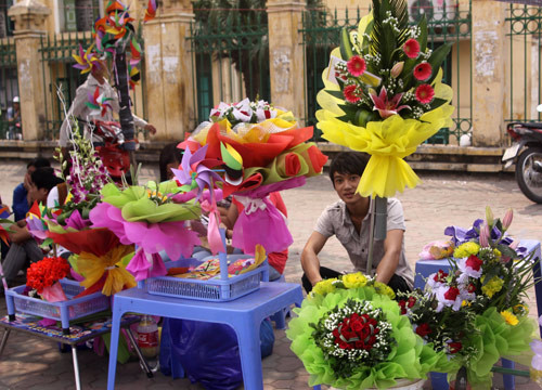 Đủ các loại hoa được bày bán trên đường trước ngày Nhà giáo Việt Nam. Ảnh minh họa. Nguồn: internet Đủ các loại hoa được bày bán trên đường trước ngày Nhà giáo Việt Nam. Ảnh minh họa. Nguồn: internet
