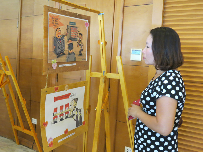 Tranh biếm họa báo chí: Nghiêng ngả chuyện đời qua từng nét vẽ ảnh 2 Tranh biếm họa báo chí: Nghiêng ngả chuyện đời qua từng nét vẽ ảnh 2