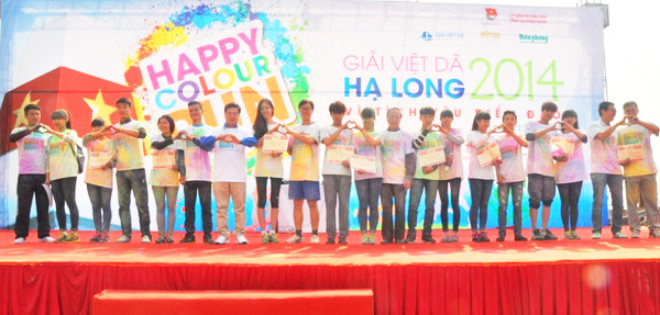 Các bạn trẻ tham gia Đường chạy sắc màu hạnh phúc Các bạn trẻ tham gia Đường chạy sắc màu hạnh phúc